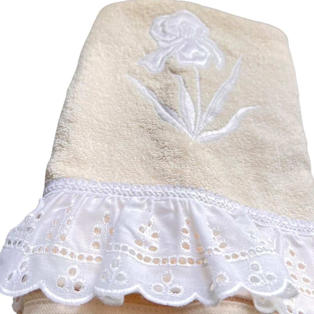 Vtg RA Briggs Embroidered Pastel Yellow Bath Towels Set of 2 Eyelet Trim USA - Picture 2 of 13